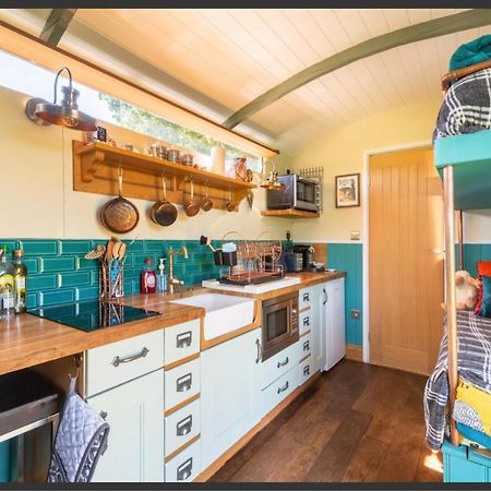 Shepherds Hut With Scandinavian Hot Tub And Hydromassager Sway Luaran gambar